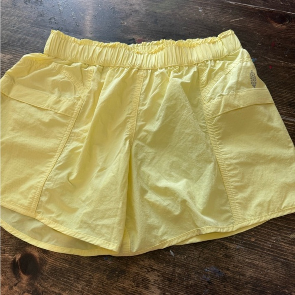 FREE PEOPLE MOVEMENT lightweight shorts- lined and with pockets!! Zoom in🌟🌟
